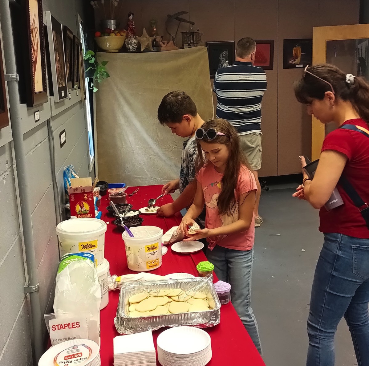 kids decorating cookies